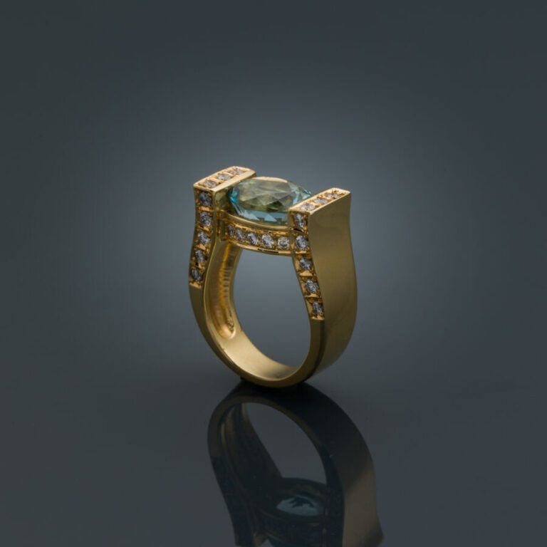 BAGUE chevalière en or jaune (750‰) serti d'une aigue-marine de forme ovale et…