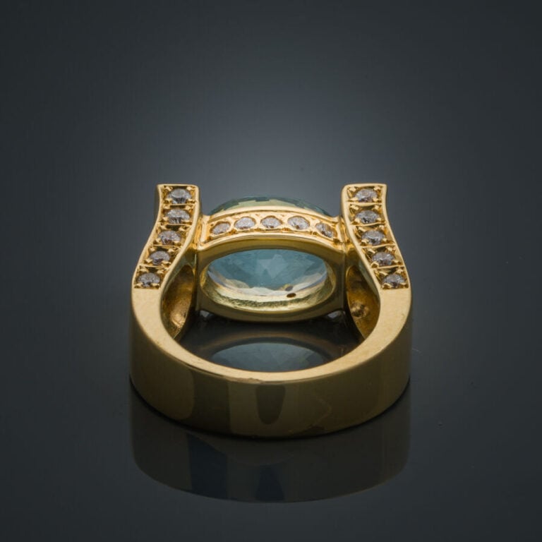 BAGUE chevalière en or jaune (750‰) serti d'une aigue-marine de forme ovale et…