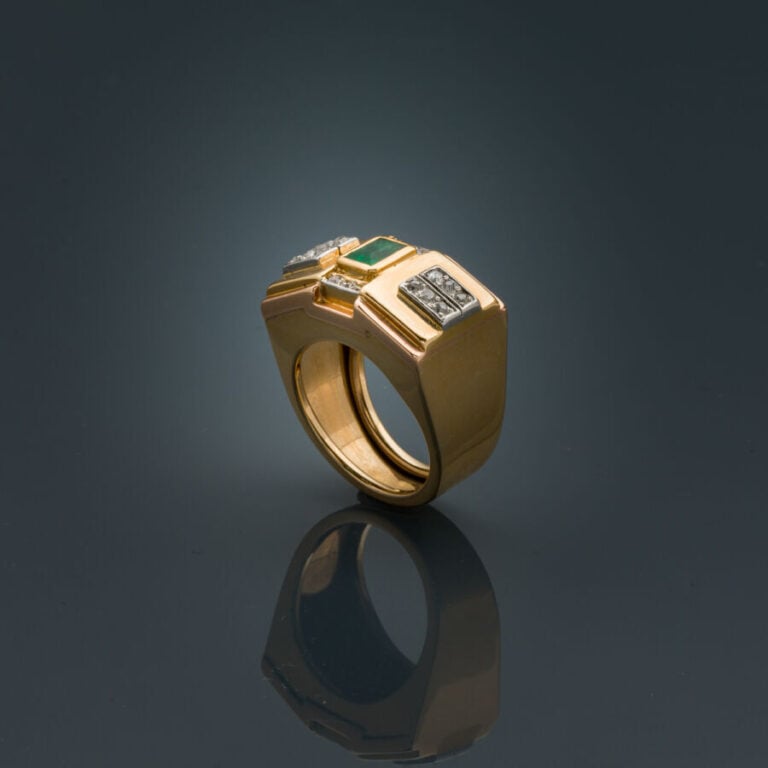 BAGUE chevalière en platine (950‰) et or jaune (750‰) serti d'alignements de di…