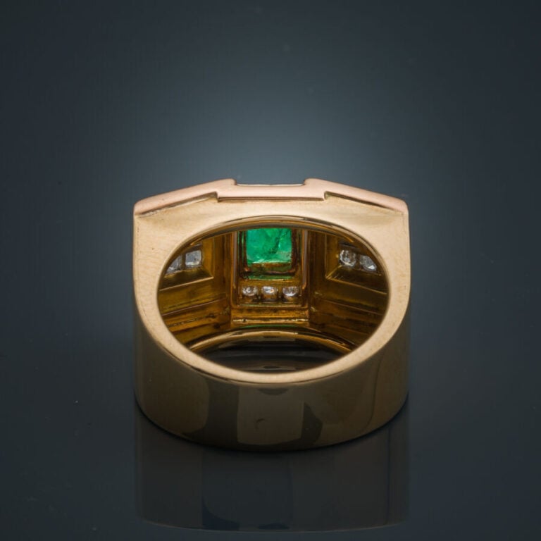 BAGUE chevalière en platine (950‰) et or jaune (750‰) serti d'alignements de di…