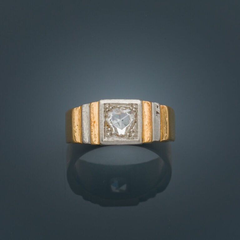 BAGUE chevalière "escalier" en platine (min. 800%) et or jaune (750‰) serti d'u…
