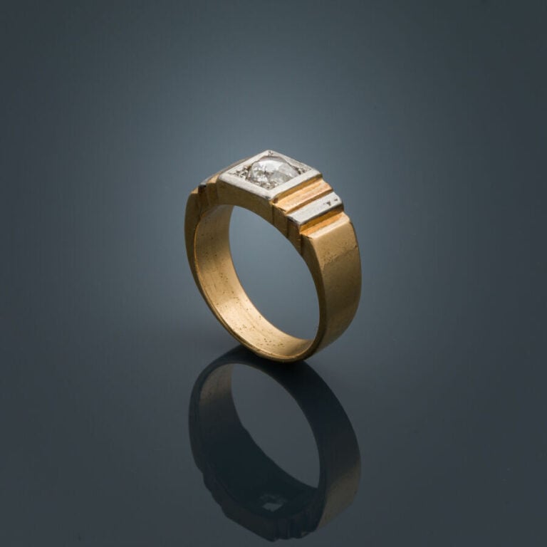 BAGUE chevalière "escalier" en platine (min. 800%) et or jaune (750‰) serti d'u…