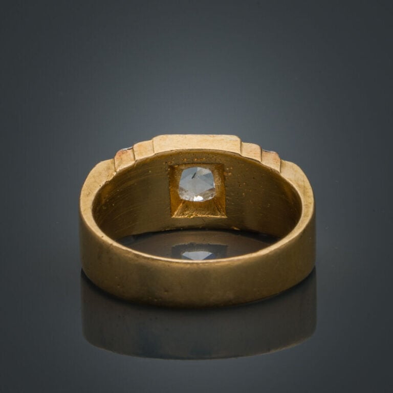 BAGUE chevalière "escalier" en platine (min. 800%) et or jaune (750‰) serti d'u…