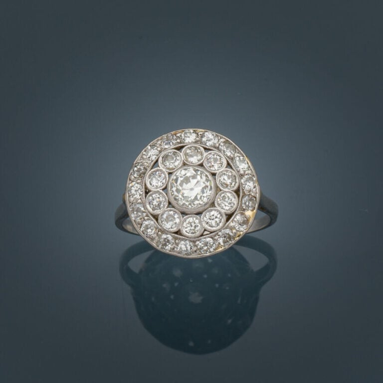 BAGUE circulaire en or platine (min. 800‰) serti de diamants taille ancienne do…