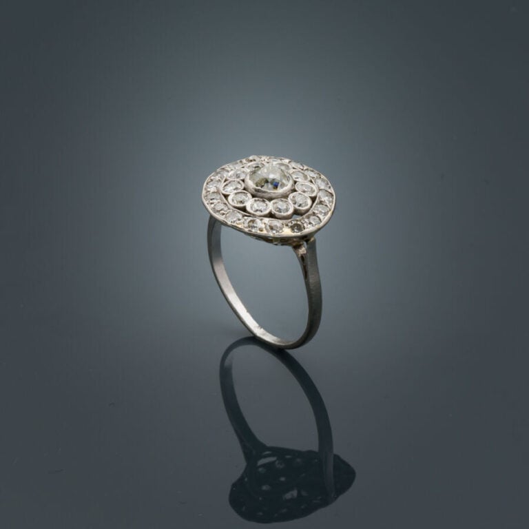 BAGUE circulaire en or platine (min. 800‰) serti de diamants taille ancienne do…