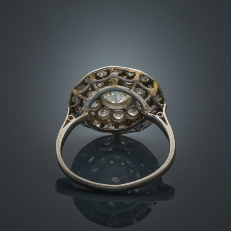 BAGUE circulaire en or platine (min. 800‰) serti de diamants taille ancienne do…