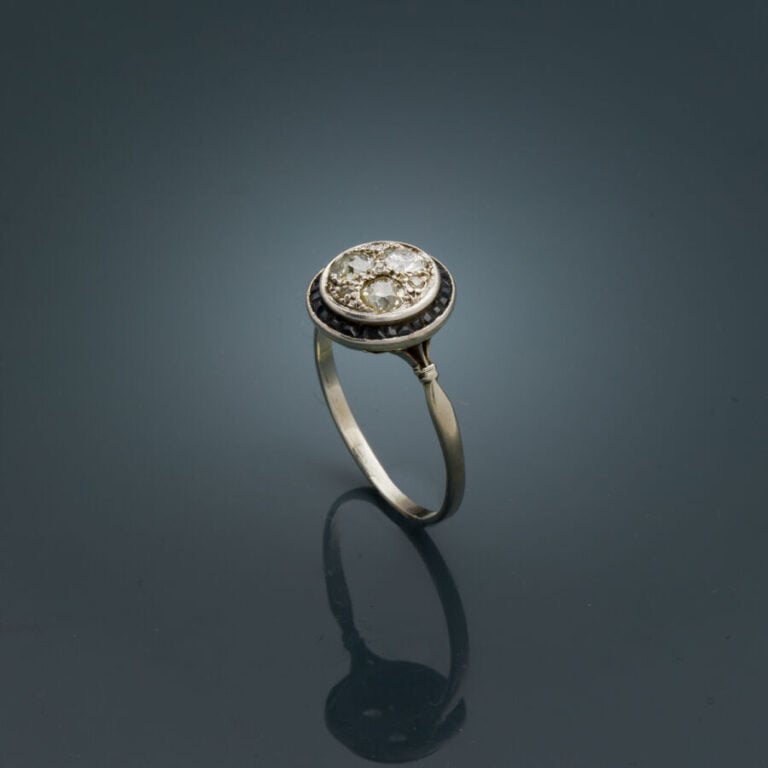 BAGUE circulaire en platine (min. 800‰) et or gris (750‰ ) pavé de diamants tai…