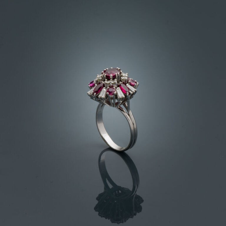 BAGUE "cocktail" en or gris (750‰) serti de diamants taille brillant et taepers…