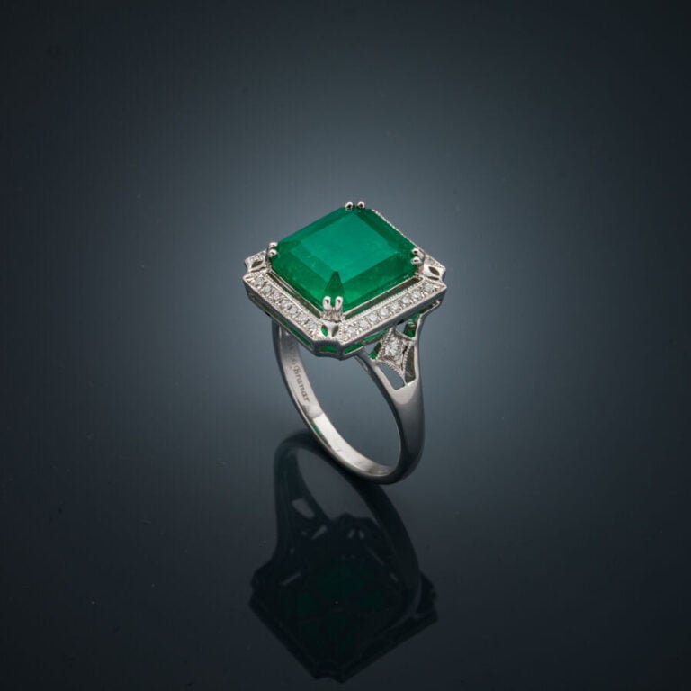 BAGUE en or gris (750‰) ajouré, serti d'une émeraude rectangulaire taillée à de…