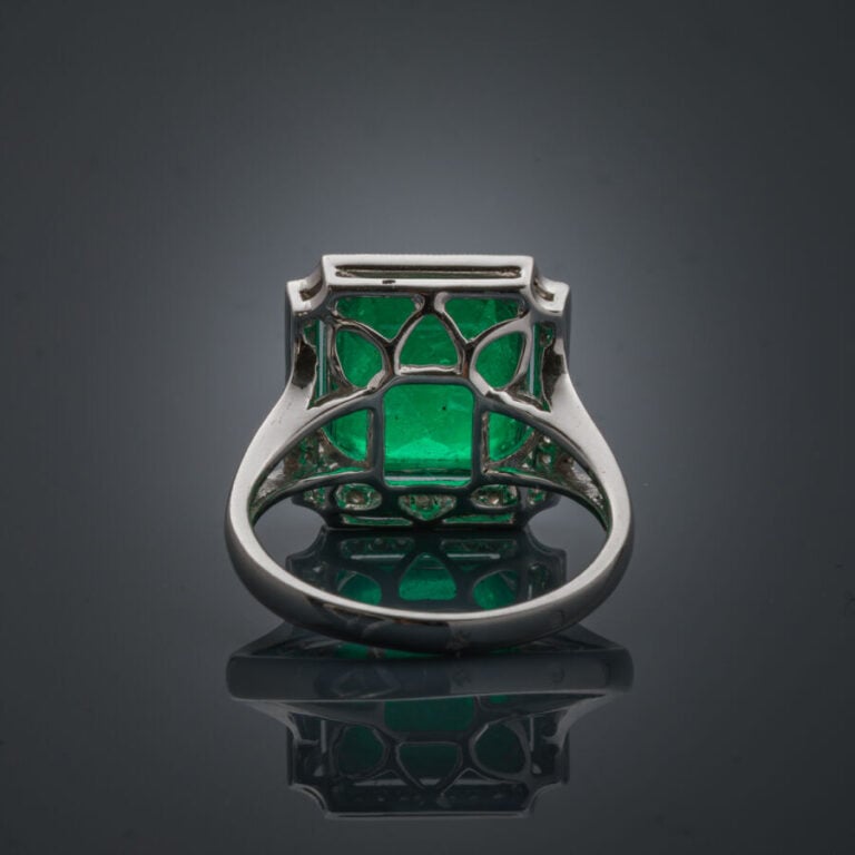 BAGUE en or gris (750‰) ajouré, serti d'une émeraude rectangulaire taillée à de…