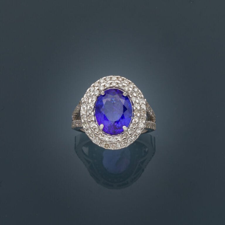 BAGUE en or gris (750‰) ajouré, serti d'une tanzanite ovale dans un double ento…