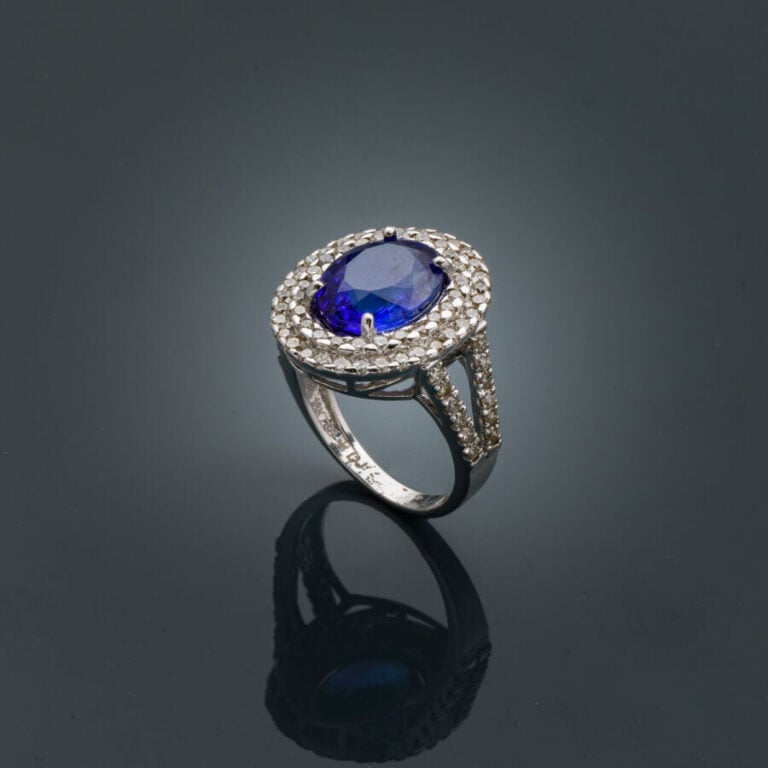 BAGUE en or gris (750‰) ajouré, serti d'une tanzanite ovale dans un double ento…
