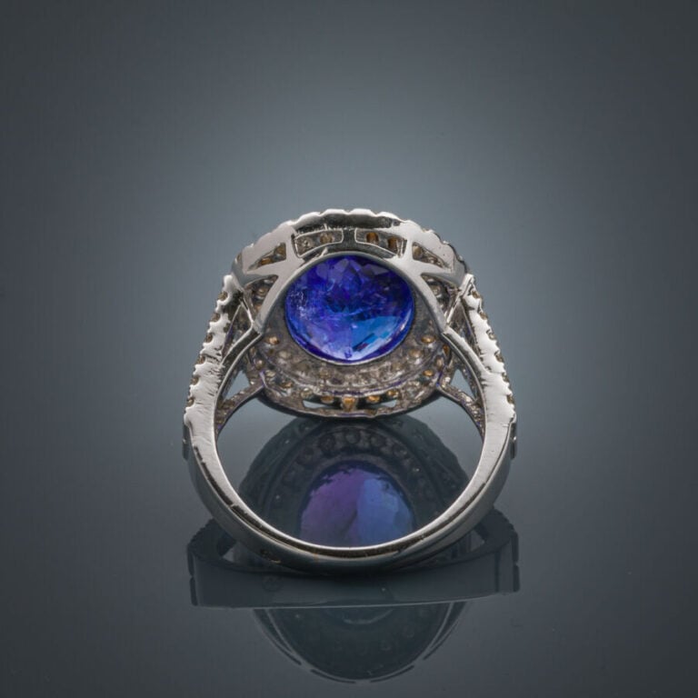 BAGUE en or gris (750‰) ajouré, serti d'une tanzanite ovale dans un double ento…