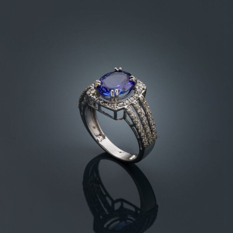 BAGUE en or gris (750‰) ajouré, serti d'une tanzanite ovale, entourée et épaulé…