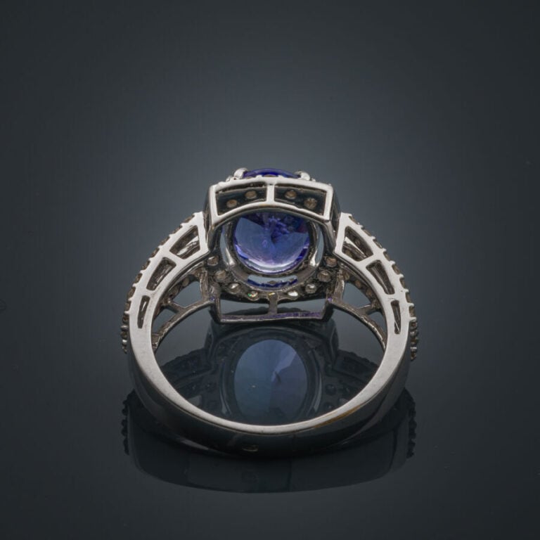 BAGUE en or gris (750‰) ajouré, serti d'une tanzanite ovale, entourée et épaulé…