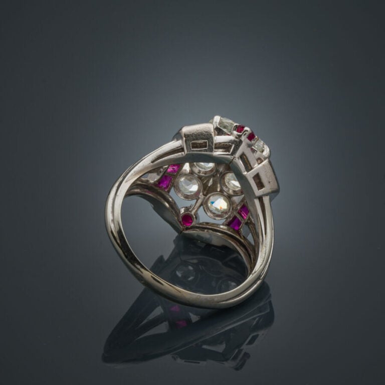 BAGUE en or gris (750‰) ajouré surmontée d'un motif rectangulaire serti de diam…