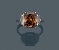 BAGUE en or gris (750‰) serti d'un diamant FANCY DARK ORANGY BROWN de forme cou…