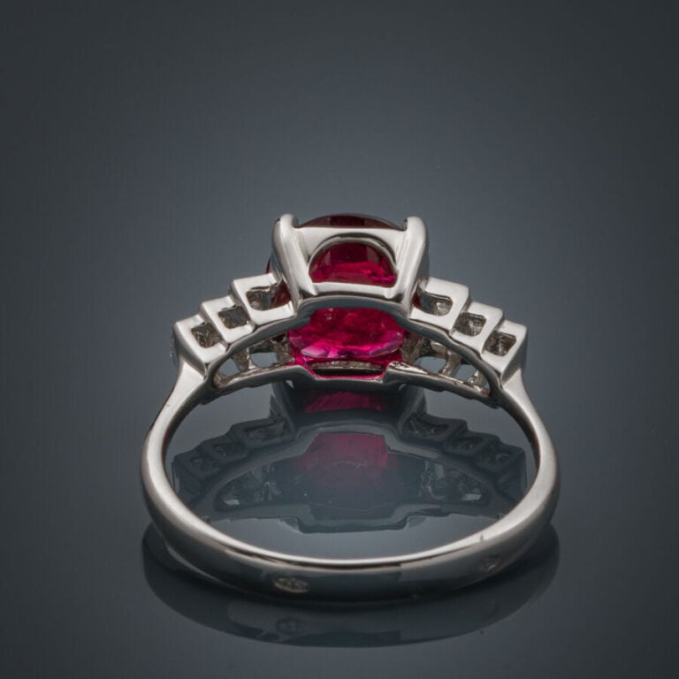 BAGUE en or gris (750‰) serti d'un rubis de forme ovale pesant 1,69 carat, NON…