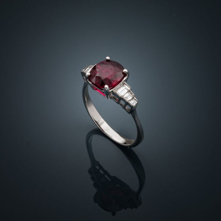 BAGUE en or gris (750‰) serti d'un rubis de forme ovale pesant 1,69 carat, NON…