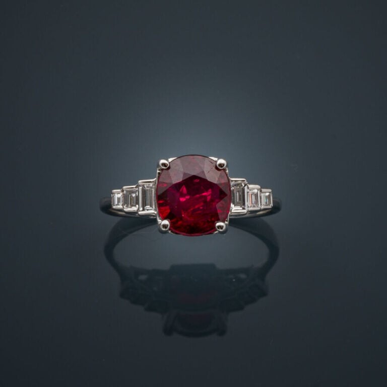BAGUE en or gris (750‰) serti d'un rubis de forme ovale pesant 1,69 carat, NON…
