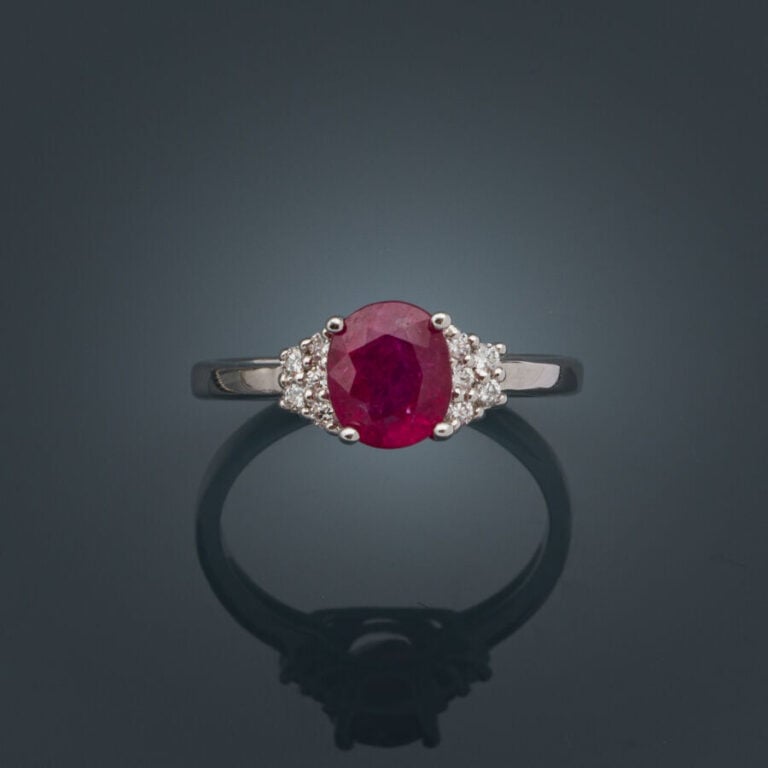 BAGUE en or gris (750‰) serti d'un rubis pesant 2,01 carats, NON CHAUFFE, de fo…