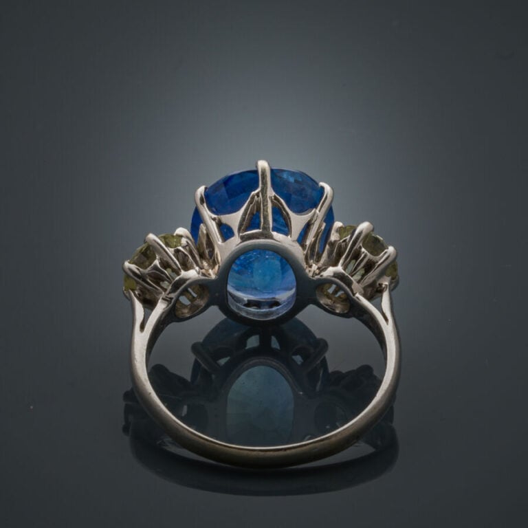 BAGUE en or gris (750‰) serti d'un saphir ovale CEYLAN NON CHAUFFE, épaulé de d…