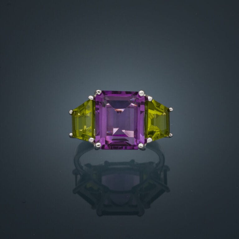 BAGUE en or gris (750‰) serti d'une améthyste taillée à degrés épaulée de deux…
