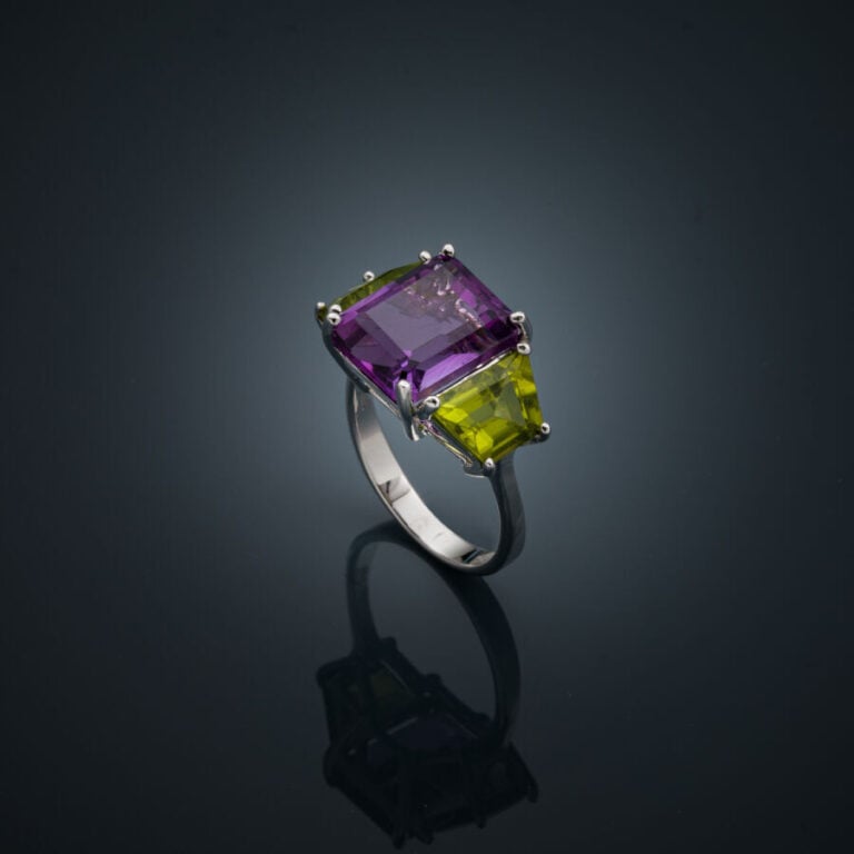 BAGUE en or gris (750‰) serti d'une améthyste taillée à degrés épaulée de deux…