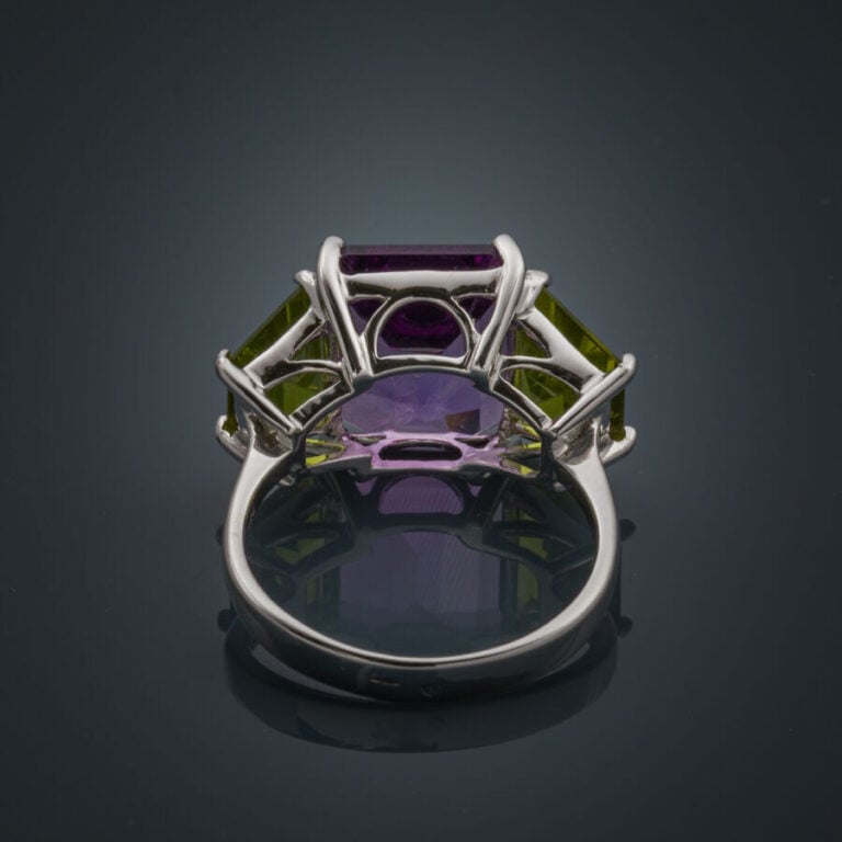 BAGUE en or gris (750‰) serti d'une améthyste taillée à degrés épaulée de deux…