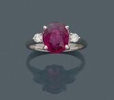 BAGUE en or gris (750‰) serti d'une rubellite (tourmaline rose) de forme ovale,…