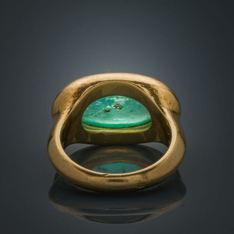 BAGUE en or jaune (750‰) serti d'une émeraude cabochon de forme ovale (chocs et…