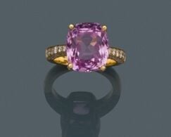 BAGUE en or jaune (750‰) serti d'une kunzite de forme coussin épaulée et entour…