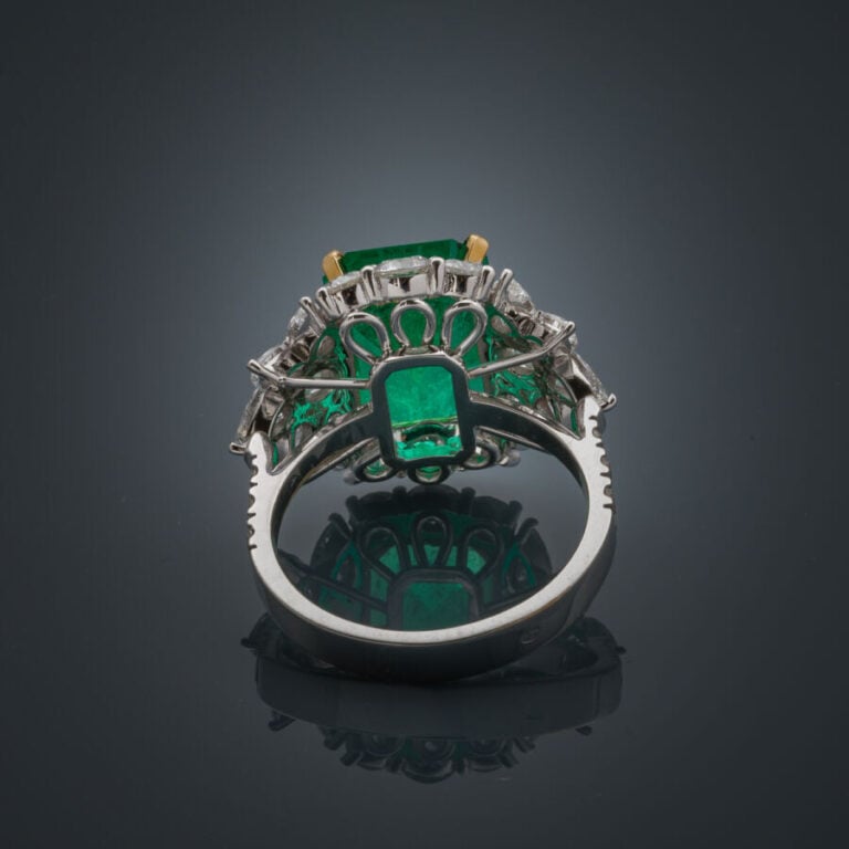 BAGUE en or jaune et or gris (750‰) serti d'une émeraude taillée à degrés entou…