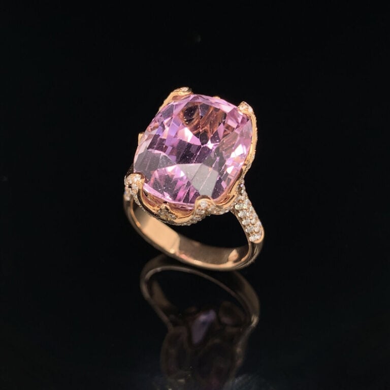 BAGUE en or rose (750‰) ajouré, serti d'une kunzite de forme coussin entourée e…