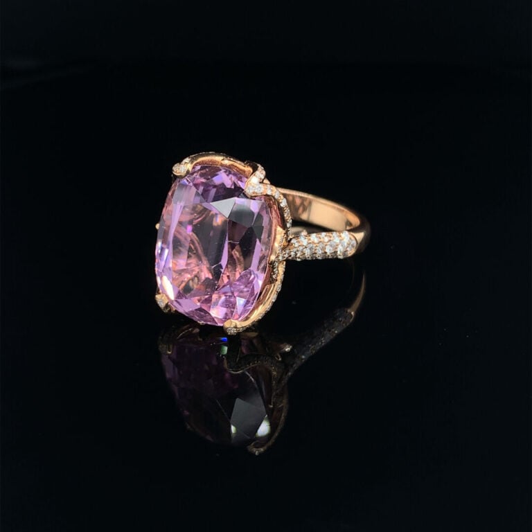 BAGUE en or rose (750‰) ajouré, serti d'une kunzite de forme coussin entourée e…