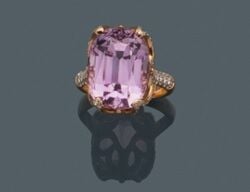 BAGUE en or rose (750‰) ajouré, serti d'une kunzite de forme coussin entourée e…