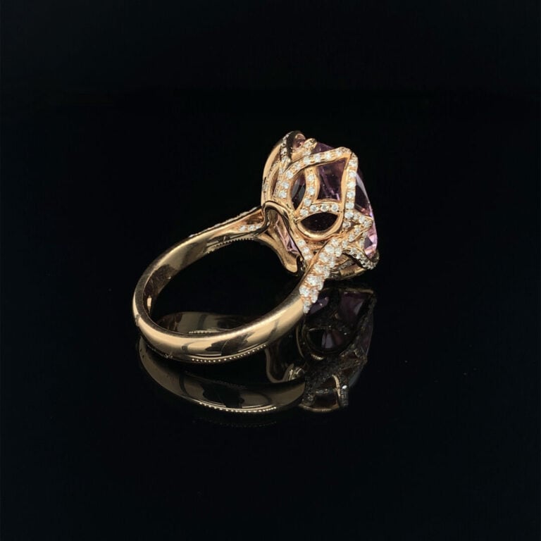 BAGUE en or rose (750‰) ajouré, serti d'une kunzite de forme coussin entourée e…