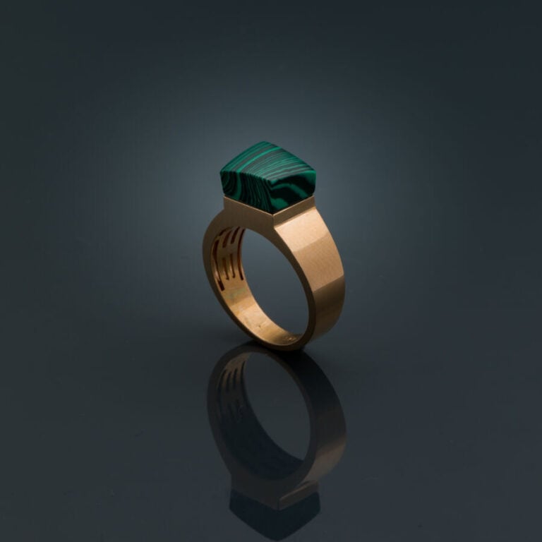 BAGUE en or rose (750‰) orné d'une plaque de malachite carrée. - Doigt : 56. La…