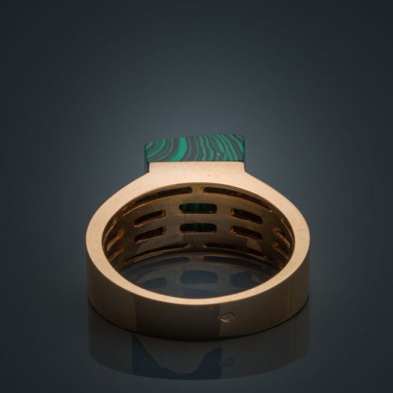 BAGUE en or rose (750‰) orné d'une plaque de malachite carrée. - Doigt : 56. La…