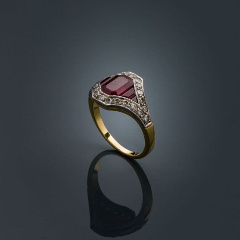 BAGUE en platine (950‰) et or jaune (750‰) serti d'un rubis octogonal taillé à…