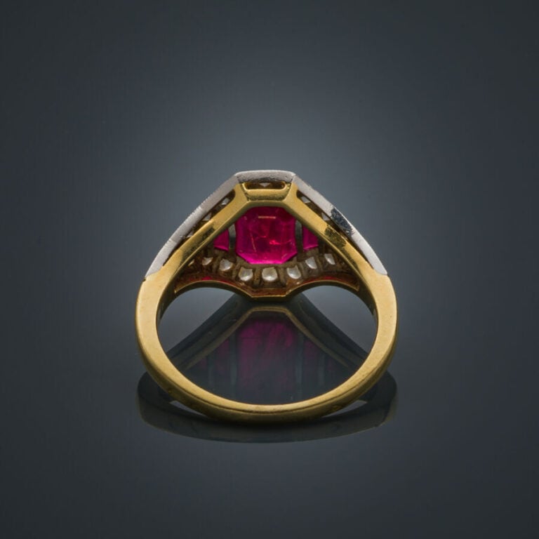 BAGUE en platine (950‰) et or jaune (750‰) serti d'un rubis octogonal taillé à…