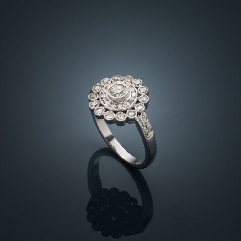 BAGUE "fleur" circulaire en or gris (750‰) finement ajouré, serti de diamants t…