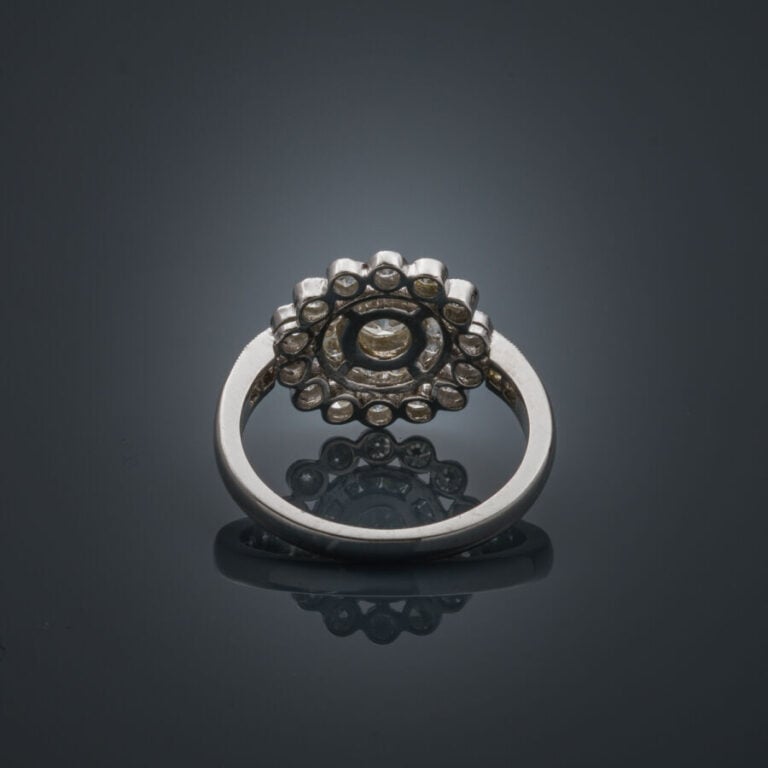 BAGUE "fleur" circulaire en or gris (750‰) finement ajouré, serti de diamants t…