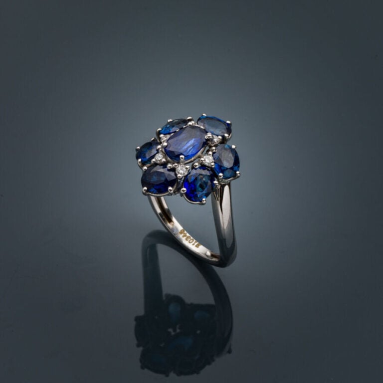 BAGUE « fleur » en or gris (750‰) serti de sept saphirs de forme ovale et diama…