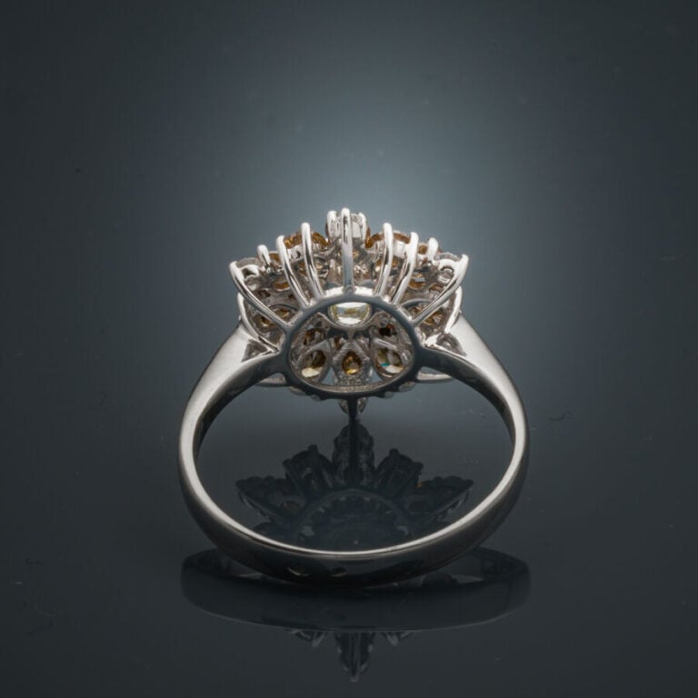 BAGUE "flocon" en or gris (750‰) serti d'un diamant taille brillant entouré de…