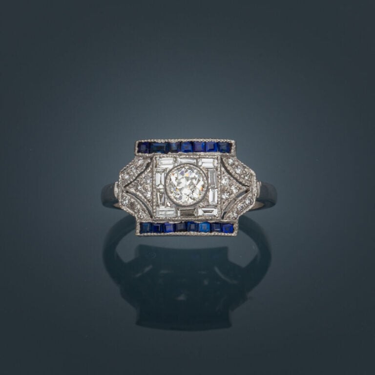 BAGUE géométrique en or gris (750‰) centrée d'un diamant taille ancienne en ser…