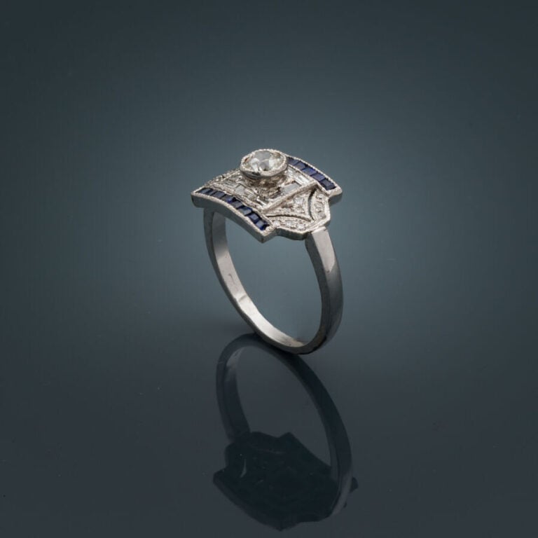 BAGUE géométrique en or gris (750‰) centrée d'un diamant taille ancienne en ser…