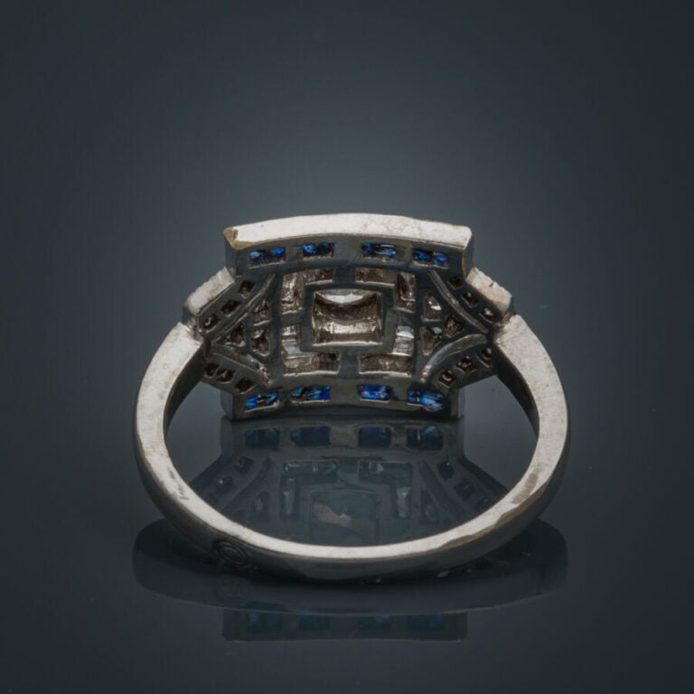 BAGUE géométrique en or gris (750‰) centrée d'un diamant taille ancienne en ser…