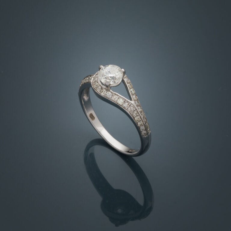 BAGUE "goutte" en or gris (585‰) 14 carats, ajouré, serti de diamants taille br…