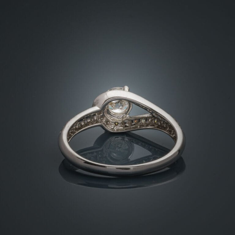 BAGUE "goutte" en or gris (585‰) 14 carats, ajouré, serti de diamants taille br…